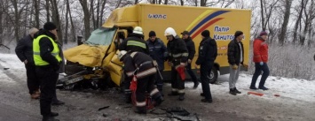 На трассе под Харьковом спасатели вырезали водителя из покореженного автобуса (ФОТО)