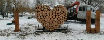 Крипово: в Киеве появилась гигантская деревянная валентинка (ФОТО)