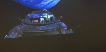 Автомобиль Илона Маска стал настоящим космическим объектом