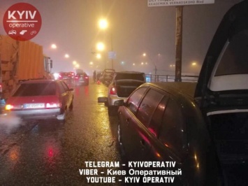 В столице на Шулявском путепроводе образовалась яма: несколько авто повреждено