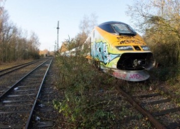 В Европе скоростной поезд Eurostar оказался "выброшен на свалку" (фото, видео)