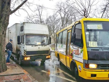 В Одессе «наглый» грузовик перекрыл остановку маршрутки