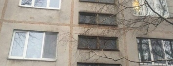 Новые старые окна: коммунальщики Покровска пояснили, почему остеклили окна в подъездах б/у стеклами