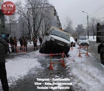 Груженная хлебовозка провалилась под асфальт Голосеевского проспекта в Киеве