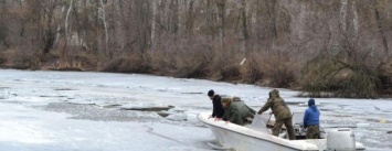 Под Запорожьем спасатели и патрульные ломали лед на воде, чтобы остановить рыбаков, - ФОТО