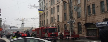Перекрыли улицу, выход из метро и отключили электричество: крупный пожар в центре Харькова (ФОТО)