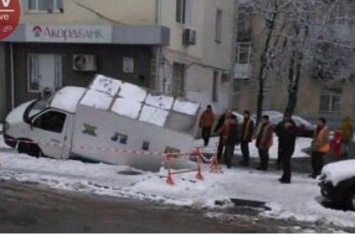 В Киеве под асфальт провалился грузовик с хлебом