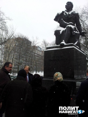 СБУ фиксировала возлагавших цветы к памятнику Александра Пушкина в Киеве