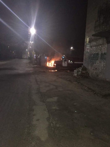 Пожар в Днепре: на заправке горел автомобиль