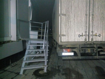 В Запорожье водитель грузовика "АТБ" врезался в ограждение элитного отеля (Фото)