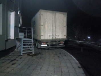 В Запорожье водитель грузовика АТБ, находясь под наркотиками, устроил ДТП (ФОТО)