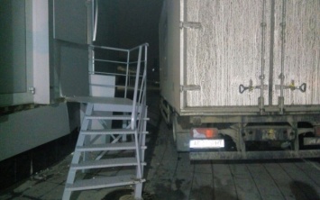 Водитель грузовика "АТБ" под воздействием тяжелых наркотиков врезался в здание. ФОТО