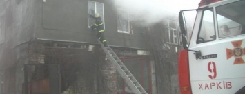В Харькове пожарный эвакуировал людей из горящего двухэтажного дома (ФОТО)