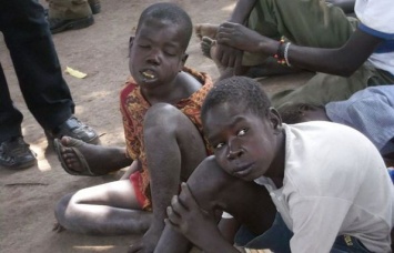 Африканских детей снова атаковал &698;кивательный синдром&698;