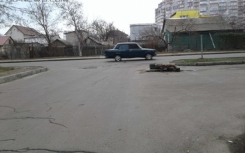 Вниманию одесских водителей: несколько люков без крышек (ФОТО)