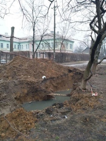 На Днепропетровщине жители многоэтажки живут возле ямы с фекалиями