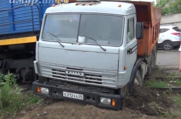 ДТП в Приамурье: "КамАЗ" влетел под локомотив