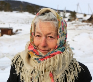 77-летняя пенсионерка покоряет Байкал на коньках