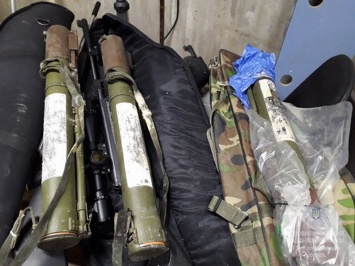 В Новомосковске мужчина хранил в гараже арсенал оружия и взрывчатки