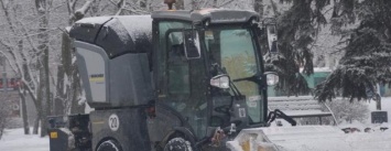 Коммунальщики всю ночь убирали снег на дорогах Мариуполя