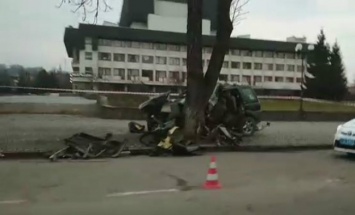 В Ужгороде автомобиль влетел в дерево, есть погибшие: фото, видео
