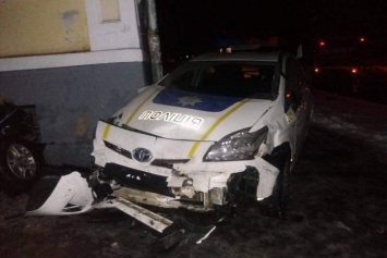 Наперерез нарушители: В Полтаве полицейские протаранили автомобиль нарушителя