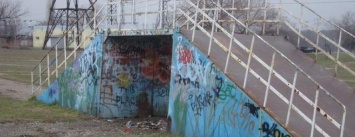 В запорожских парках и пляжах коммунальщики будут удалять граффити: на это потратят 72 тысячи бюджетных гривен