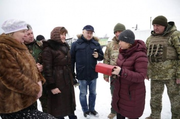 Губернатор Луганщины привез в Катериновку высокопоставленную делегацию (фото)