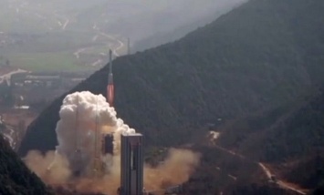 Китай вывел в космос два спутника, обломки ракеты упали на дома