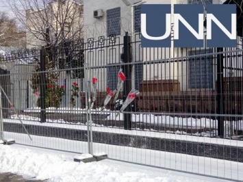Крушение Ан-148. Украинцы несут цветы к посольству России в Киеве