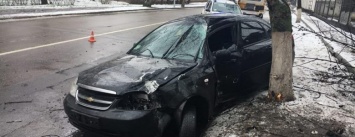 ДТП в Кропивницком: пьяный водитель разбил автомобиль и уничтожил дерево. ФОТО