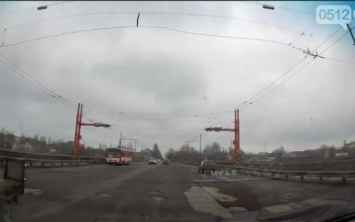 Водители возмущены: дорога через Ингульский мост в жутком состоянии