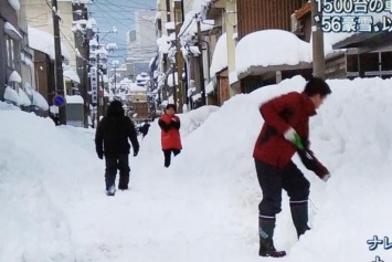 Из-за снегопадов в Японии погибли пять человек