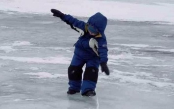 На Днепропетровщине дети играют в опасные игры на льду
