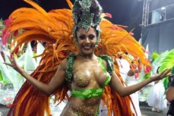 Конфуз "в ритме самба": На карнавале в Бразилии танцовщица потеряла трусики во время выступления