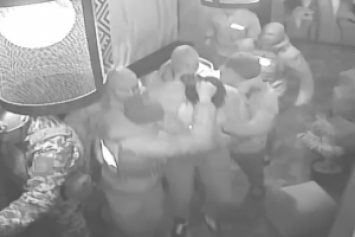Саакашвили скрутили четыре силовика: в сеть попало видео с камер наблюдения из ресторана