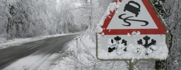 Непогода на Донбассе: без света остаются 10 населенных пунктов, на дорогах сильный гололед