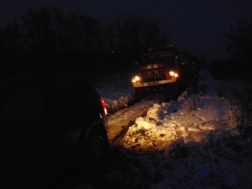 На Луганщине пятеро водителей не справились со снегом без грузовика спасателей (Фото)