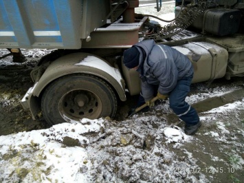В Запорожской области спасатели на пожарной машине вытащили из кювета 2 грузовика и 4 легковушки