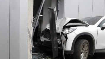 В Одессе джип протаранил автосалон (фото)