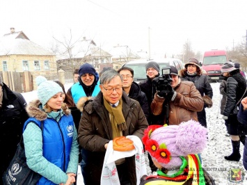Посол Японии в Украине осмотрел дома в Курдюмовке, восстановленные за счет правительства Японии