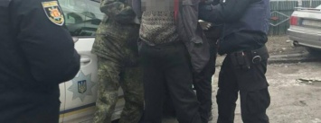 В Запорожье мужчина угрожал прохожим гранатой: появилось видео