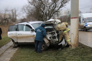В Крыму сгорел грузовик, а девушка на иномарке протаранила столб
