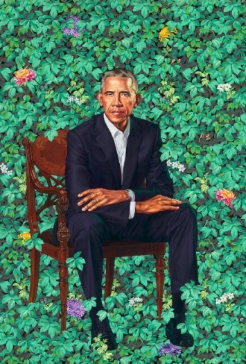 Мишель в черно-белом, а Барак - на фоне роз. В США выставили портреты четы Обама