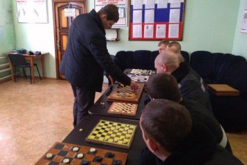 Известный крымский шашист провел сеанс одновременной игры с осужденными