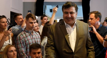 Саакашвили в Варшаве жалуется, что у него болит шея - душили всю дорогу