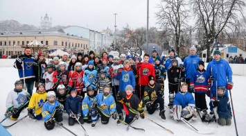 В Киеве знаменитые украинские хоккеисты провели мастер-класс для детских школ