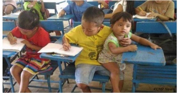 7-летний филиппинский мальчик взял в школу брата. Причина тронет вас до глубины души
