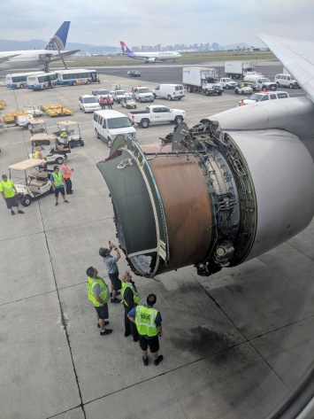 В полете отвалилась обшивка двигателя. Boeing 777, с 370 пассажирами, совершил аварийную посадку в Гонолулу