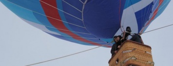 Кременчугские молодожены отправились в свадебное путешествие на воздушном шаре (ВИДЕО)